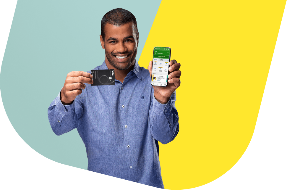 Homem de camisa azul segura um cartão do PagBank e um smartphone exibindo o aplicativo do PagBank, contra um fundo dividido em azul e amarelo.
