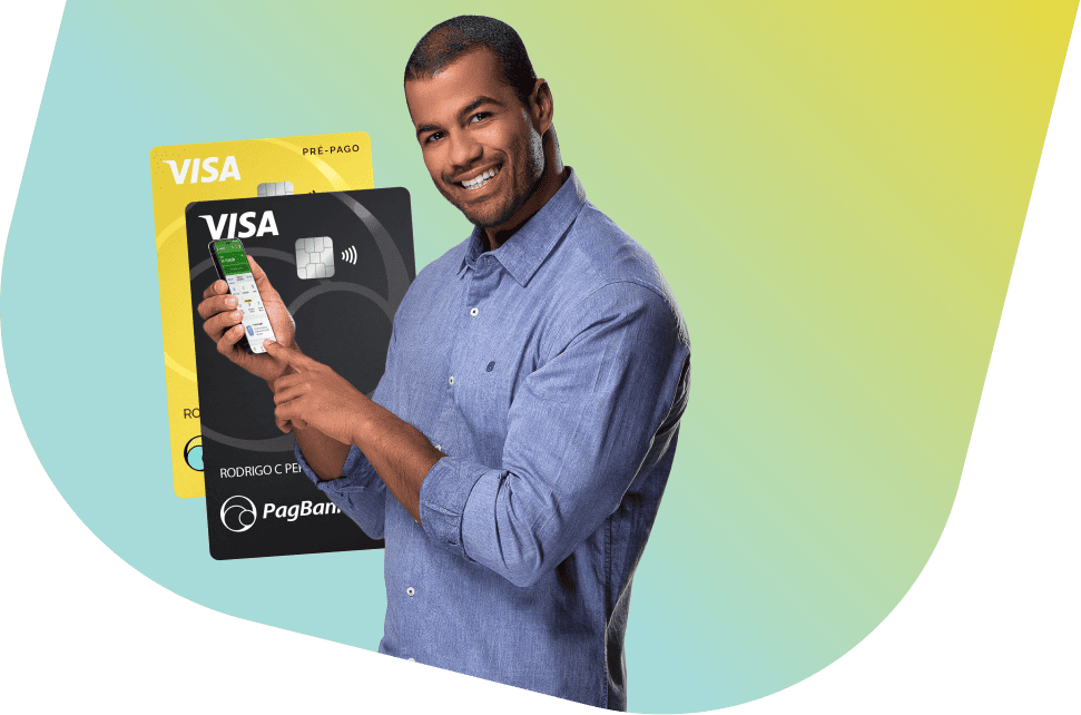 Homem sorridente utilizando o aplicativo PagBank no celular, com cartões Visa PagBank ao fundo, nas versões pré-pago e múltiplo. Ideal para representar soluções de conta digital, cartão pré-pago e cartão de crédito e debito PagBank