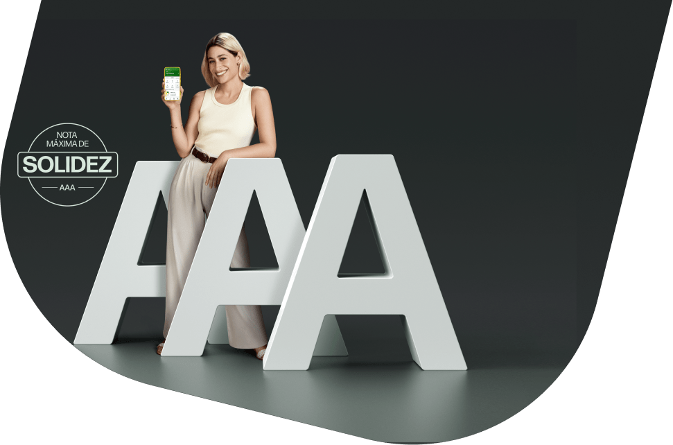 Atriz Luisa Arraes, branca, de cabelo loiro e expressão sorridente, segurando um celular com o aplicativo do PagBank aberto. Ela está vestindo uma regata branca e uma calça bege. Sobre a imagem há o selo nota máxima de solidez AAA.