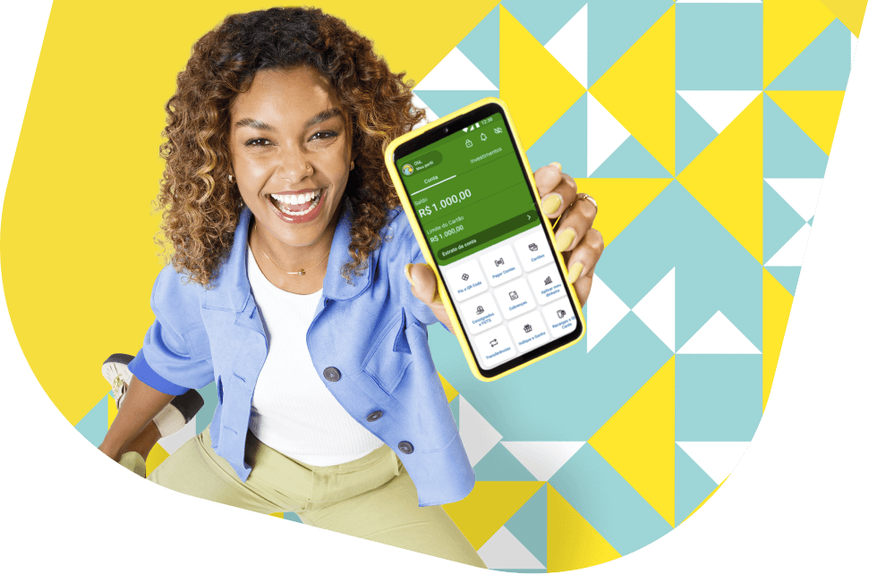 Mulher preta segura um celular com o aplicativo PagBank aberto, ilustrando o uso do Poupar Automático para guardar parte das vendas e fazer o dinheiro render.