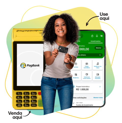 Mulher negra, de cabelo preto, expressão sorridente, usando uma camiseta cinza clara de manga curta, calça jeans, colar amarelo e duas pulseiras (sendo uma azul e outra marrom). Ela está segurando um cartão do PagBank, ao lado de uma maquininha e um celular com o aplicativo PagBank aberto.