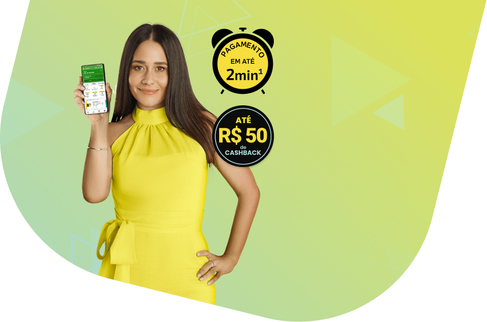 Atriz Alessandra Negrini, mulher branca, de cabelo preto e expressão sorridente. Ela está usando um vestido amarelo e segurando um celular com o aplicativo do PagBank aberto. Sobre a imagem há o selo 'pagamento em até 2 min' e o selo 'Até 50% de cashback'.