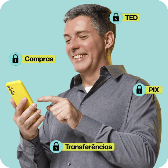 Homem branco com expressão confiante segura um celular amarelo, simbolizando proteção e tranquilidade ao realizar transações como Pix, TED e transferências com o Seguro Conta PagBank.