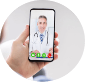 Tela de um celular mostrando uma chamada de vídeo com um médico.
