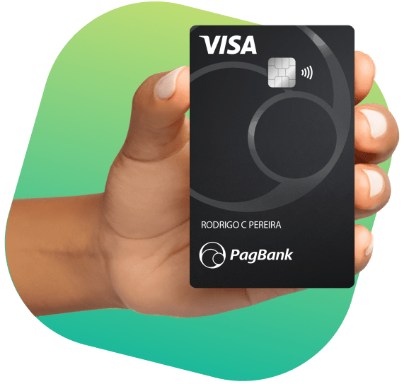 Mão segurando cartão do PagBank.