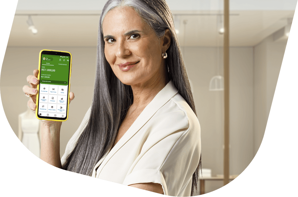 Mulher branca com celular exibindo o app PagBank, representando praticidade nas soluções de venda online.