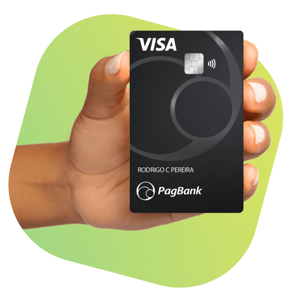Mão segurando cartão do PagBank.