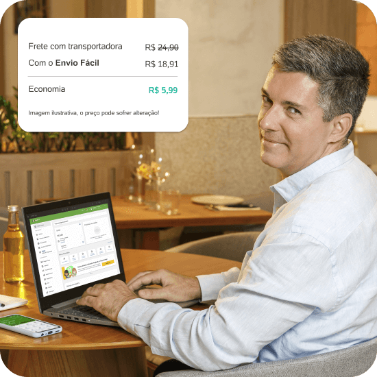 Pessoa utilizando um notebook, com a tela voltada para o serviço Envio Fácil do PagBank. A imagem representa o uso da solução para vendas online, que oferece economia no frete e integração com Link de Pagamento, PagVendas, Checkout, redes sociais, marketplaces e lojas virtuais.