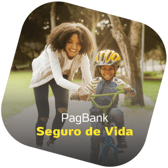 Mulher negra, de cabelo preto e expressão sorridente ajudando um menino negro de expressão sorridente a andar de bicicleta. A mulher está vestindo uma camiseta branca de manga longa com um colete bege por cima e uma calça jeans com cortes nos joelhos. Ela está inclinada para ajudar a criança a andar de bicicleta. O menino está usando uma camiseta branca de manga longa com listras marrons, um macacão jeans por cima e um capacete. Sobre a imagem há o texto 'PagBank Seguro de Vida'.