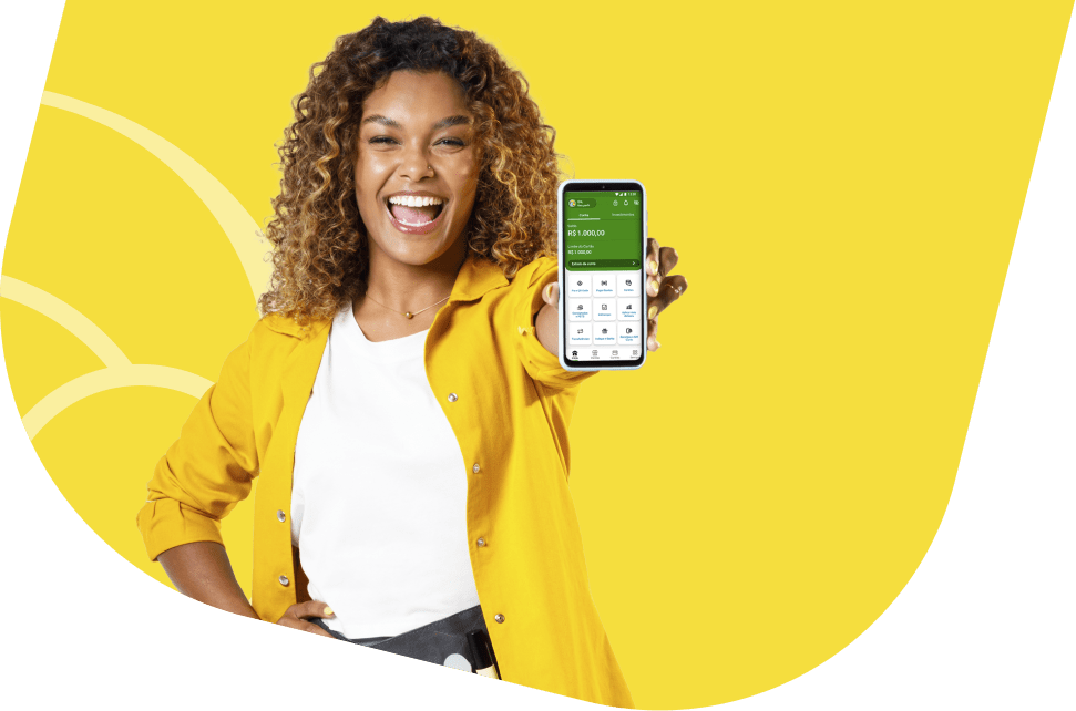 Mulher preta segurando um celular com o app PagBank aberto, representando empreendedores interessados em vender com PagBank.