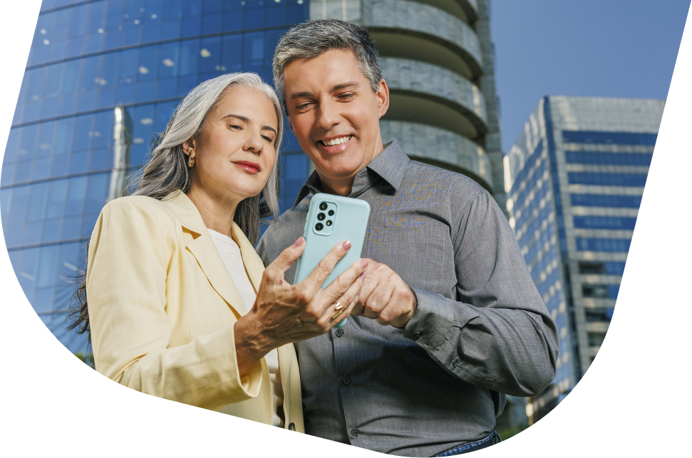 Representação da Antecipação de Vendas PagBank: duas pessoas, um homem e uma mulher, interagem com celular, simbolizando agilidade e controle financeiro para quem vende no crédito.