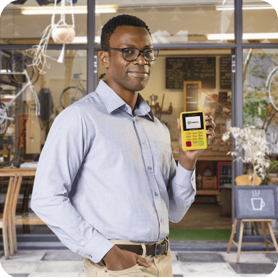 Homem preto segurando uma maquininha PagBank, simbolizando soluções completas para vendas com PagBank.