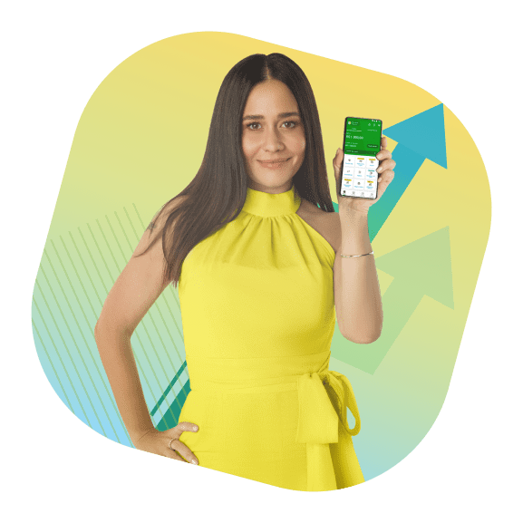 Atriz Alessandra Negrini, mulher branca, de cabelo preto e expressão sorridente. Ela está usando um vestido amarelo e segurando um celular com o aplicativo do PagBank aberto.