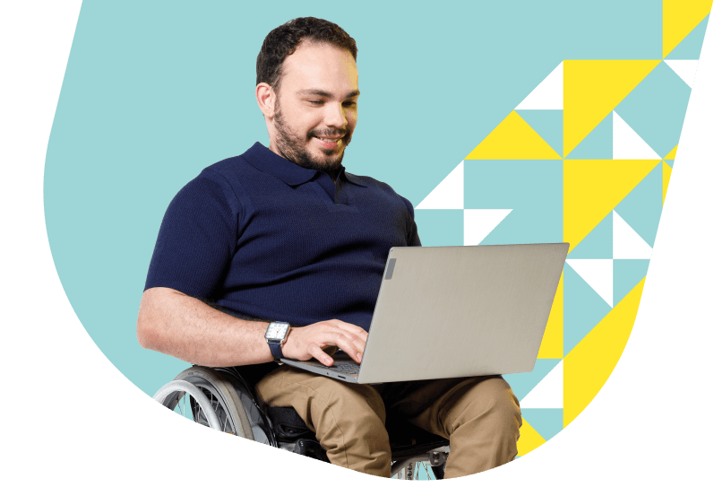 Homem branco cadeirante, com cabelo curto e escuro e barba curta, veste camisa polo azul escura e calça bege. Ele está sorrindo enquanto utiliza um laptop prateado apoiado no colo. O fundo tem formas geométricas em azul claro, amarelo e branco. A imagem representa o uso da solução Folha de Pagamento PagBank para automatizar e agendar pagamentos salariais com praticidade e sem taxas de adesão ou manutenção.