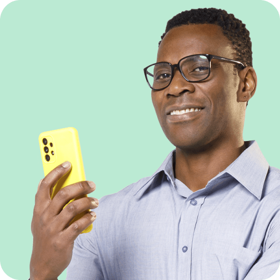 Homem preto sorridente segurando um celular amarelo, transmitindo confiança e praticidade.