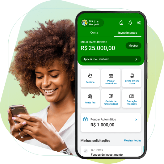 Mulher sorridente utilizando um smartphone, com uma tela ao lado mostrando o aplicativo PagBank aberto na aba de investimentos. A interface exibe o saldo de R$ 25.000,00 investidos, opções como Cofrinho, Poupar automático, Investir em um clique, Renda fixa, Carteira de renda variável e Educação financeira, além de informações sobre poupança automática e histórico de solicitações.