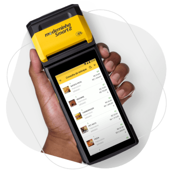 Maquininha modelo Moderninha Smart 2 com a tela aberta no estoque de produtos disponíveis.