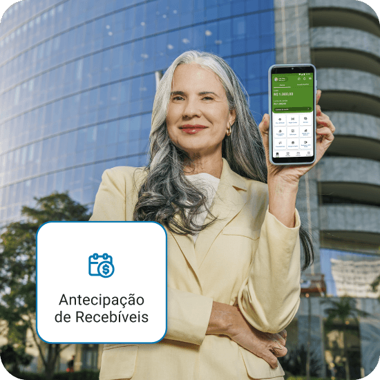 Mulher branca com celular exibindo o app PagBank, representando autonomia para escolher quanto antecipar das vendas feitas em qualquer maquininha.