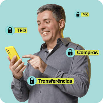 Homem branco sorridente segura um celular amarelo, simbolizando segurança e proteção da conta PagBank.