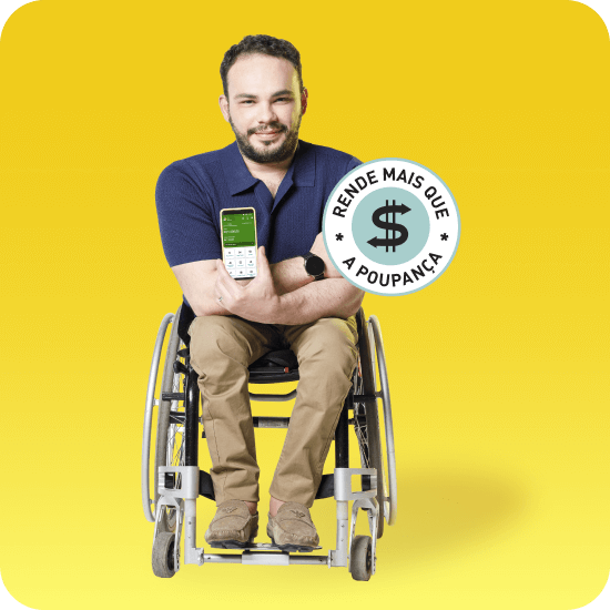 Homem branco cadeirante segura um celular com o aplicativo PagBank aberto, representando a autonomia e praticidade do Poupar Automático para guardar parte das vendas e fazer o dinheiro render.