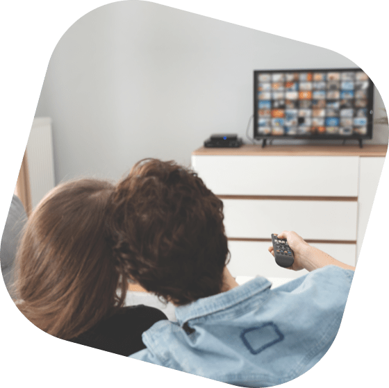 Imagem de um casal assistindo filme