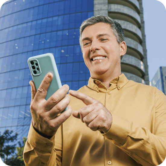 Homem branco utiliza celular, representando a facilidade de bloquear temporariamente o limite do cartão de crédito do cliente pelo app PagBank.