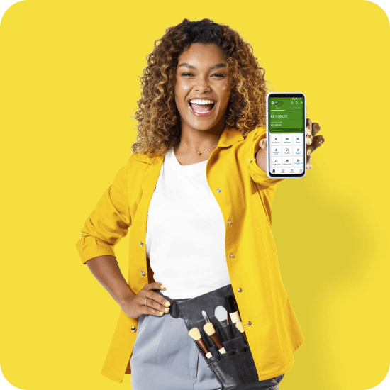 Mulher preta segura um celular com o app PagBank aberto, representando autonomia para investir com carteiras recomendadas, diversificação e controle financeiro direto pelo aplicativo.