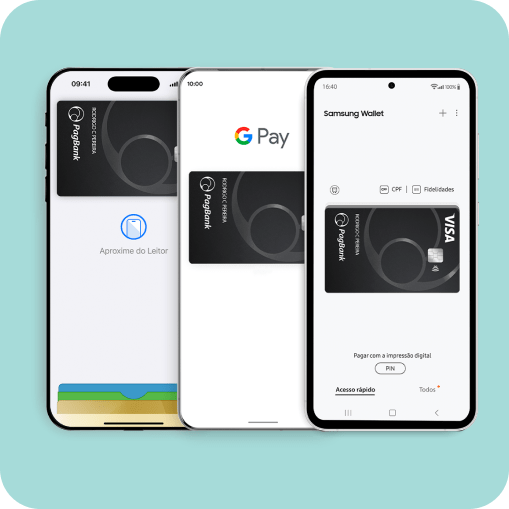 Três smartphones exibindo o Cartão PagBank cadastrado nas principais carteiras digitais: Apple Wallet, Google Pay e Samsung Wallet. Cada tela mostra a interface de pagamento sem contato, indicando que o cartão pode ser utilizado para pagamentos rápidos e seguros por aproximação.