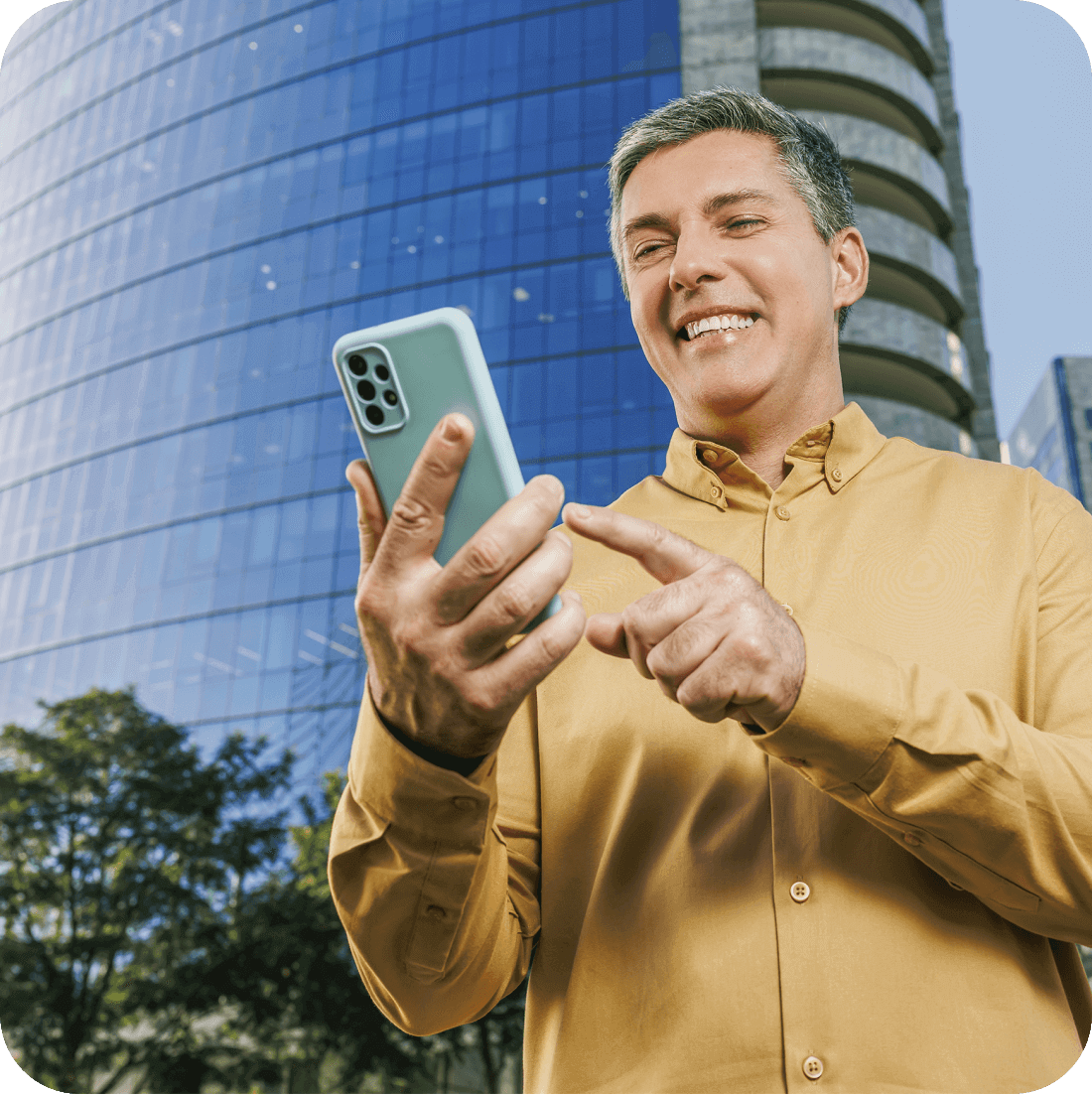 Confira as novas regras do Saque-Aniversário FGTS com PagBank: homem branco segura celular com o app aberto, pronto para antecipar e receber em minutos.