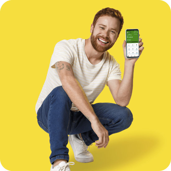 Homem branco segura um celular com o app do PagBank aberto, representando agilidade e facilidade no uso do Pix.