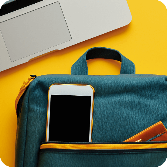 Mochila, carteira e notebook dispostos juntos, representando os itens protegidos pelo Seguro Cartão PagBank, como objetos pessoais e eletrônicos.