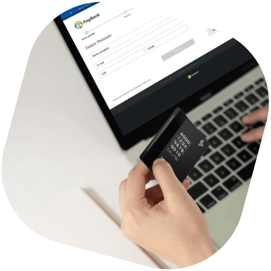 Pessoa realizando uma nova compra utilizando o checkout de pagamento Pagbank