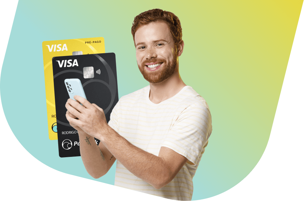Homem branco sorridente com celular azul em destaque, com os cartões PagBank ao fundo: o cartão pré-pago e o cartão preto, que oferece funções de débito e crédito. Representa variedade e praticidade dos cartões PagBank.