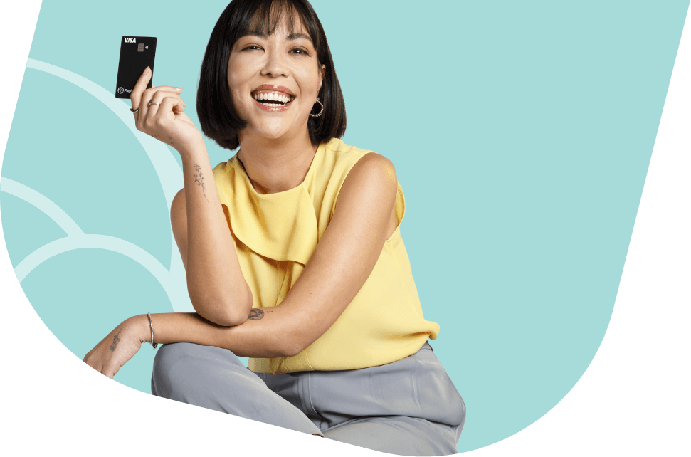 Mulher asiática segura um cartão PagBank com expressão confiante, representando a proteção oferecida pelo Seguro Cartão Protegido.