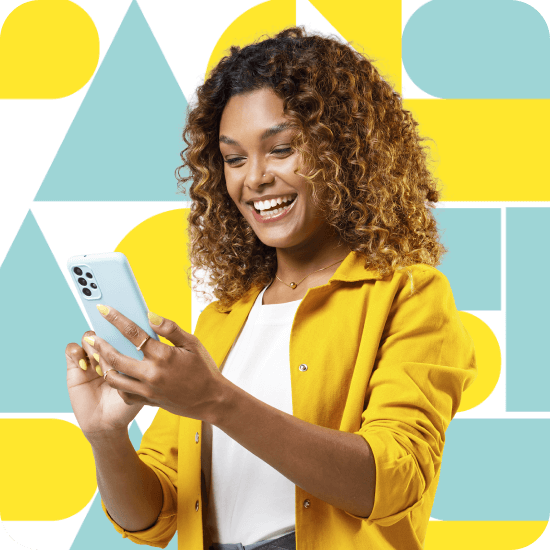 Mulher preta sorridente segura um celular amarelo, transmitindo agilidade e autonomia na antecipação do FGTS pelo PagBank.