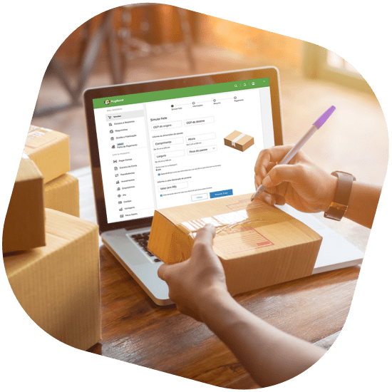 Imagem de uma pessoa preparando um pacote para envio