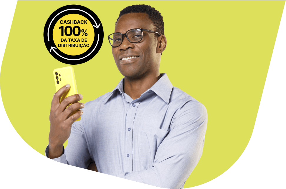 Pessoa de óculos mostra um smartphone amarelo com destaque para a oferta de cashback de 100% da taxa de distribuição, reforçando benefícios financeiros e soluções digitais Pagbank.