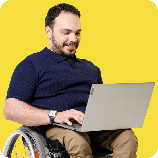 Homem branco cadeirante, vestindo camisa azul escura e calças bege, segura um laptop cinza. O fundo da imagem é amarelo. A imagem faz referência ao Consignado INSS PagBank, uma opção de empréstimo acessível e segura para aposentados e beneficiários do INSS, com contratação simplificada pelo aplicativo.