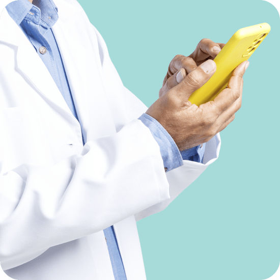 Homem branco, utilizando um jaleco, segura um celular amarelo, representando os benefícios do Seguro Conta PagBank: proteção contra prejuízos, segurança para você e sua família e participação em sorteios mensais.